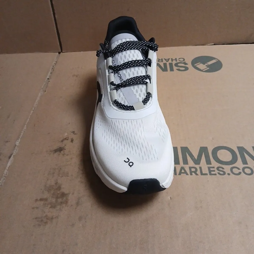 ON RUNNING WHITE TRAINERS WITH BLACK SPECKLED LACES – BOXED UK SIZE 9