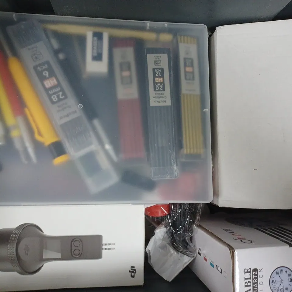 APPROXIMATELY 10 ASSORTED HOUSEHOLD ITEMS TO INCLUDE VIVA RETRACTABLE LEAD, LAUNDRY DETERGENT, ETC