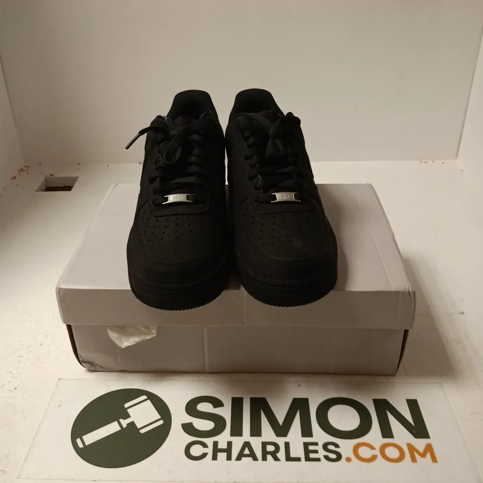 BOXED PAIR OF NIKE AIR FORCE 1 07 SHOES IN BLACK - UK 8.5