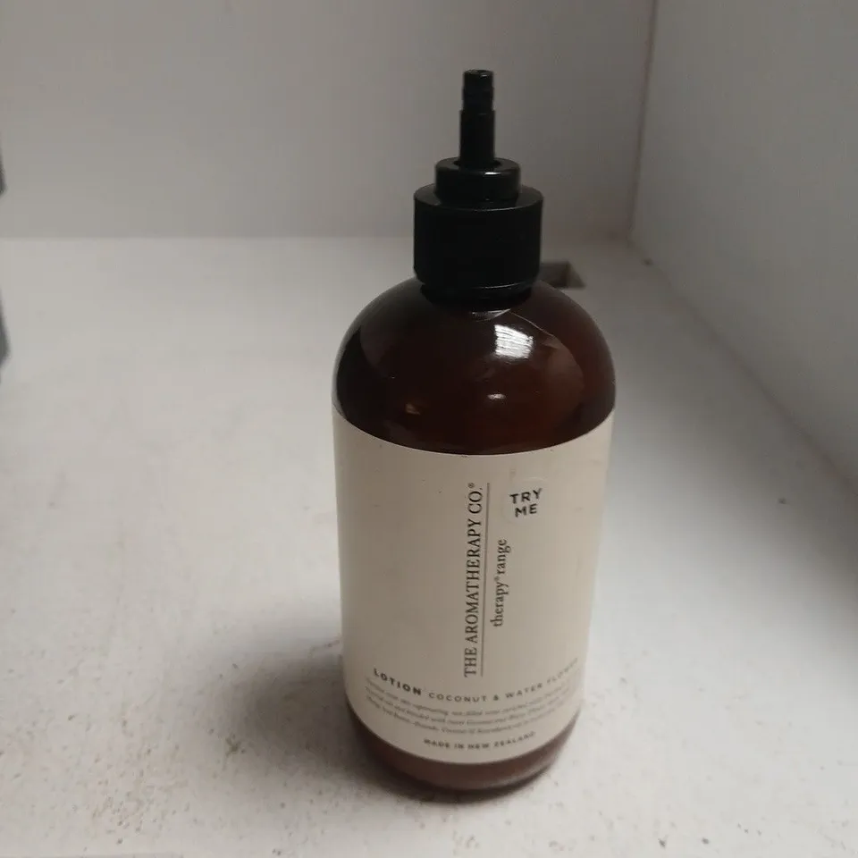 TOTE OF APPROXIMATELY 20 ASSORTED COSMETICS TO INCLUDE: THE AROMATHERAPY CO LOTION