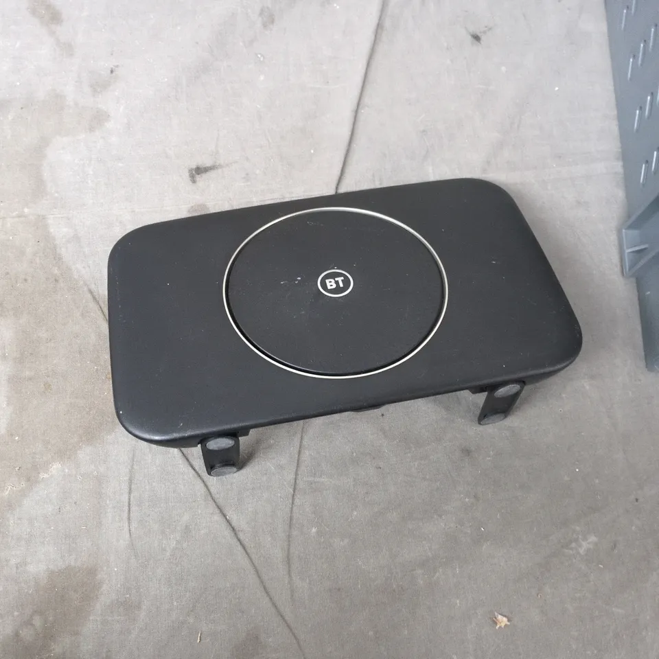 TOTE OF APPROXIMATELY 12 ASSORTED ITEMS TO INCLUDE: BT ROUTER 