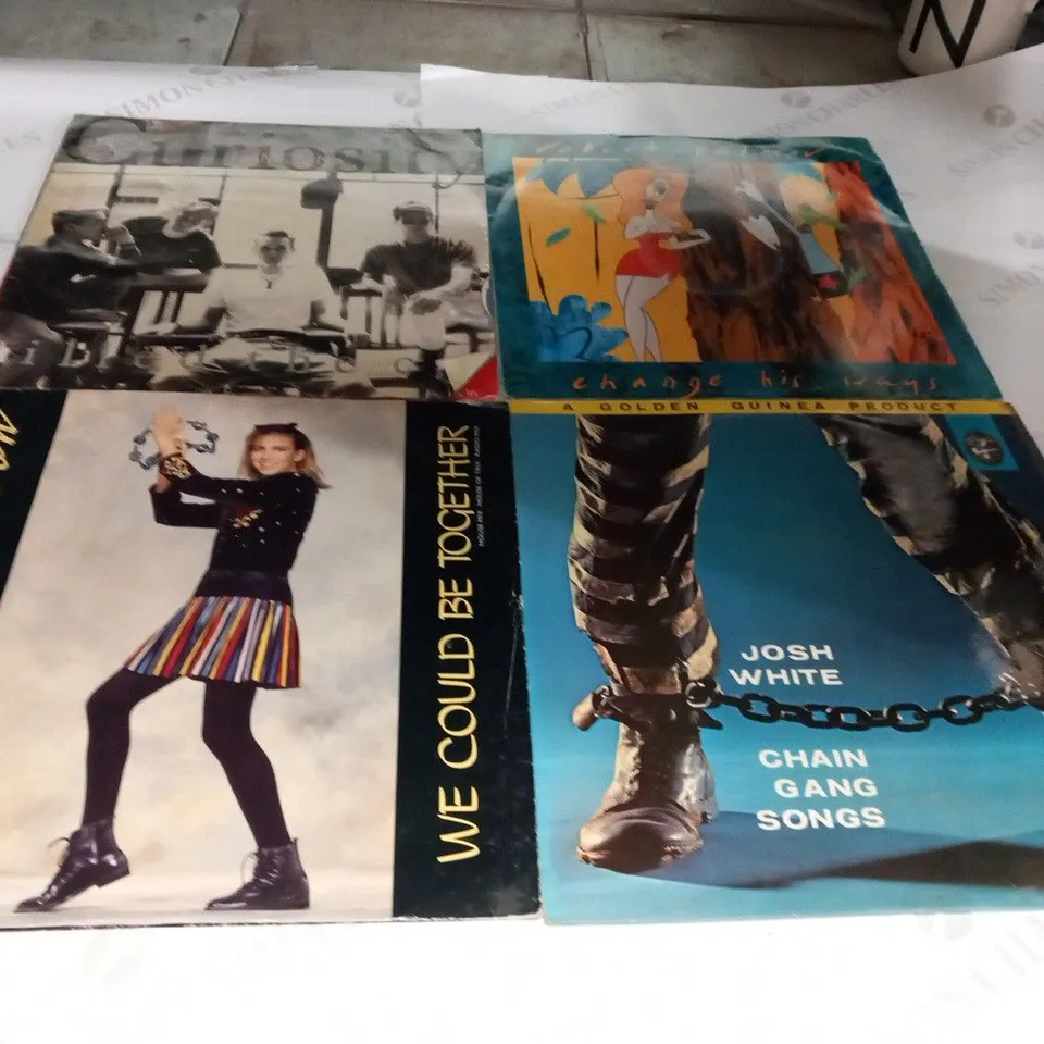 A COLLECTION OF 30 X VINYL RECORDS. MAINLY 80S.
