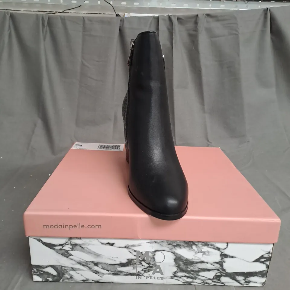 BOXED MODA BLACK HIGHTOP SHOES - SIZE 5