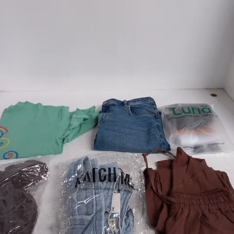 BOX OF APPROXIMATELY 30 ASSORTED CLOTHING ITEMS IN VARIOUS COLOURS, SIES AND STYLES