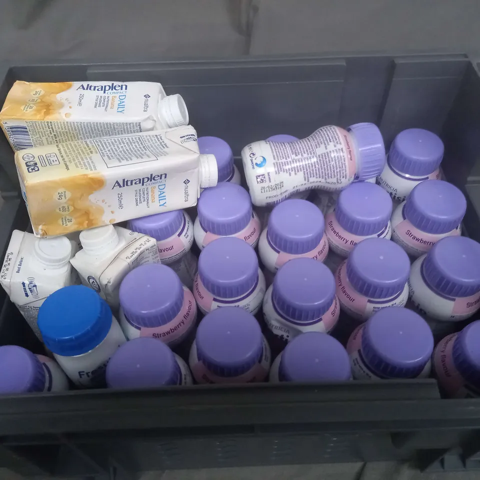 APPROXIMATELY 25 ASSORTED FOOD AND BEVERAGE PRODUCTS TO INCLUDE ALTRAPLAN BANANA AND VANILLA NUTRITIONAL MILKSHAKE, NUTRICIA STRAWBERRY SUPPLEMENT DRINK, NUTRICIA COMPACT FIBRE 