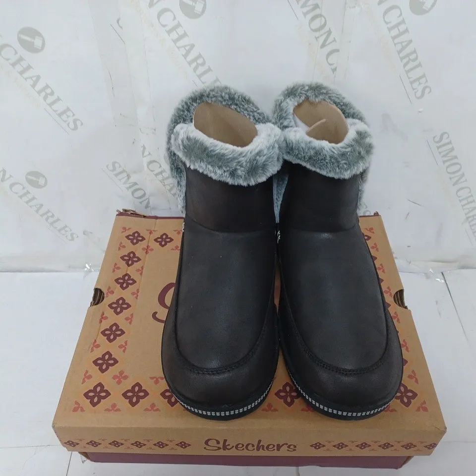 BOXED PAIR OF SKECHERS COZY CAMPFIRE SLIPPER BOOTS IN BLACK SIZE 8