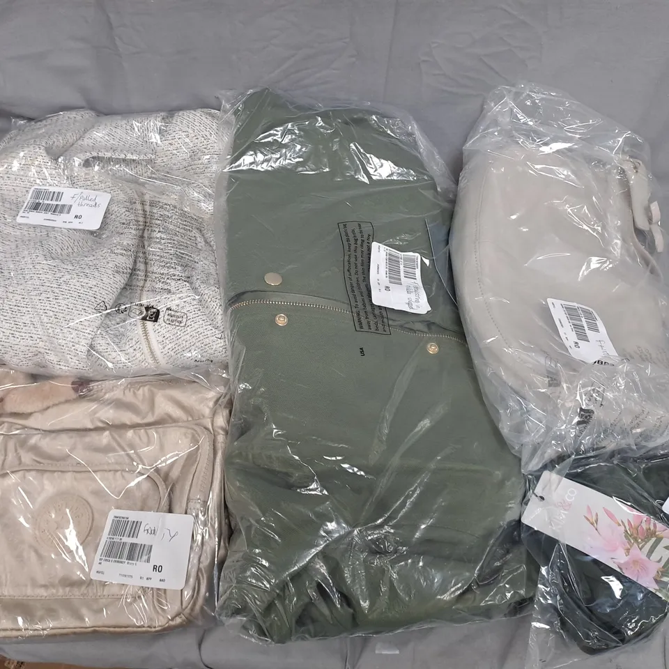 APPROXIMATELY 15 ASSORTED CLOTHING ITEMS IN VARIOUS SIZES, STYLES & COLOURS TO INCLUDE SHOULDER BAG, DRESS, JACKET, ETC