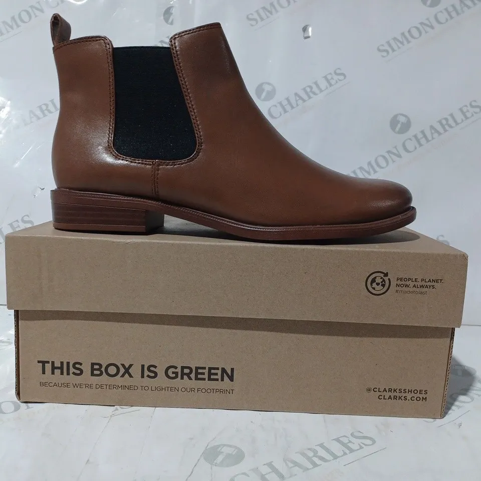 BOXED PAIR OF CLARKS TAYLOR SHINE SHOES IN TAN UK SIZE 6