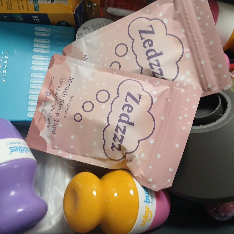 APPROXIMATELY 12 ASSORTED COSMETIC ITEMS INCLUDING VARIOUS MAKES AND BRANDS - COLLECTION ONLY