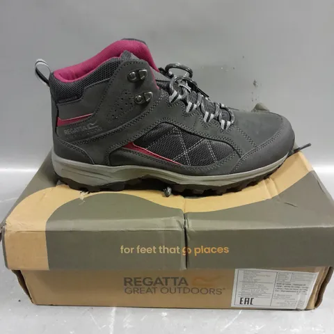 BOXED PAIR OF REGATTA WOMENS CLYDEBANK WATERPROOF WALKING SHOES - 6