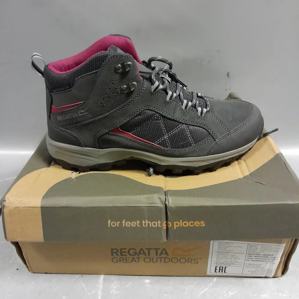 BOXED PAIR OF REGATTA WOMENS CLYDEBANK WATERPROOF WALKING SHOES - 6