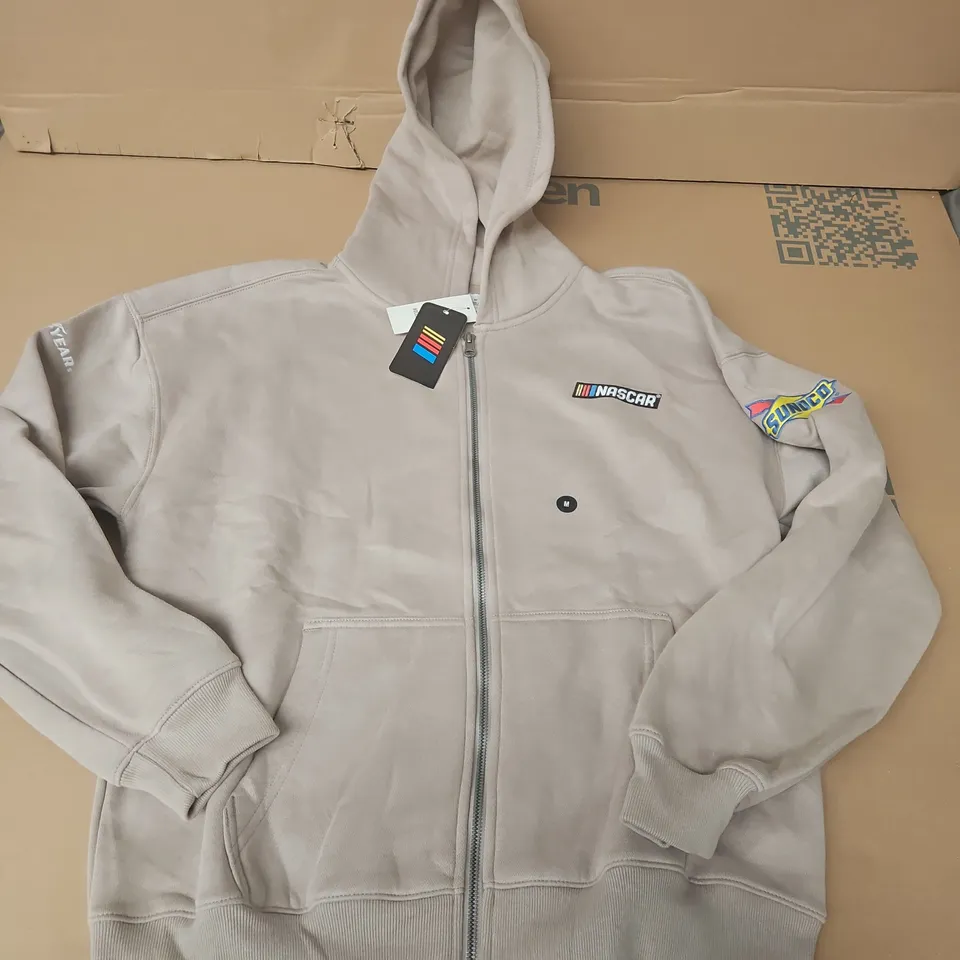 HOLLISTER NASCAR BOXY FIT ZIP HOODIE IN TAUPE - MEDIUM