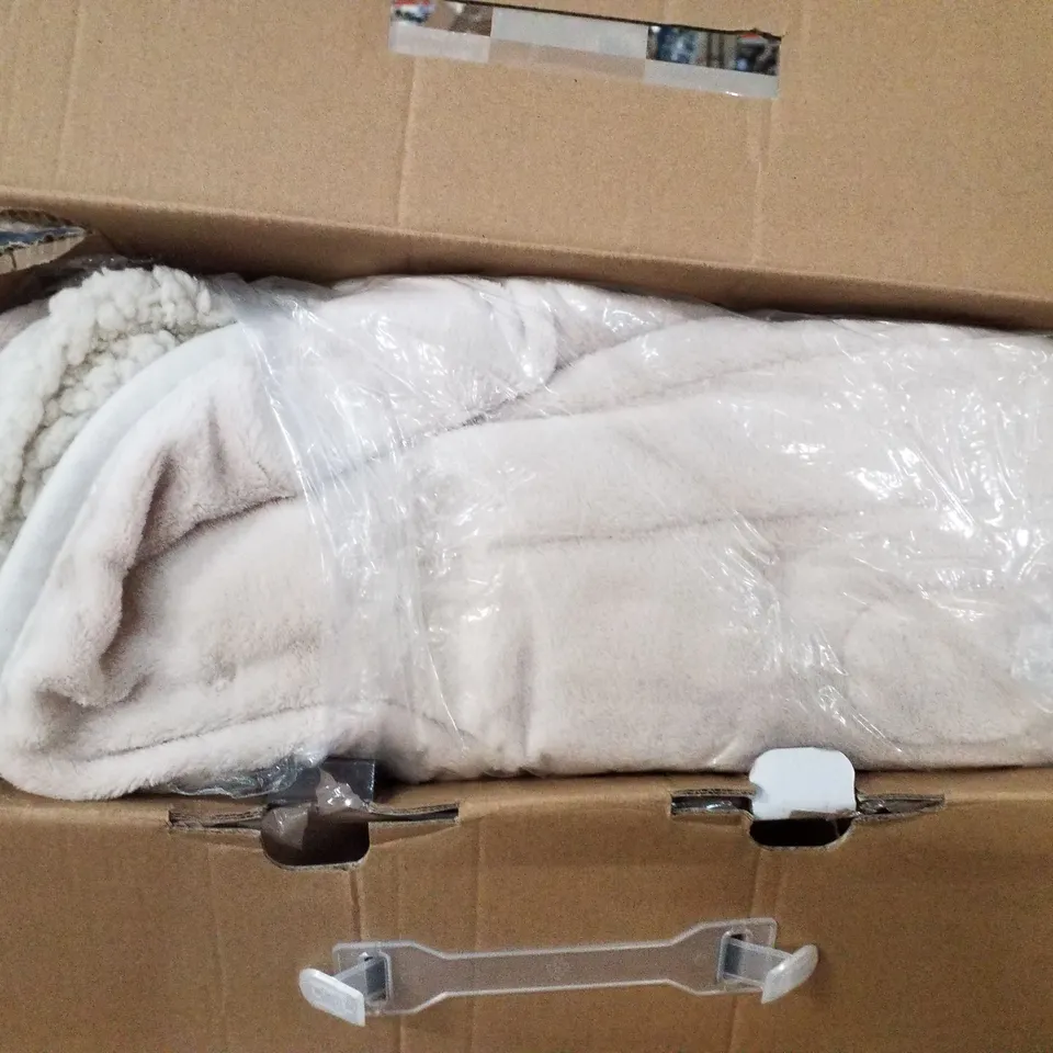 BOXED KEPLIN HEATED ELECTRIC THROW WITH SHERPA INSIDE - CREAM