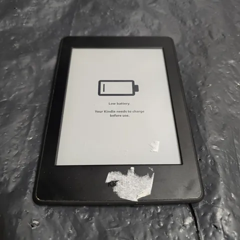 AMAZON KINDLE E-READER (BLACK) – BATTERY LOW ON SCREEN