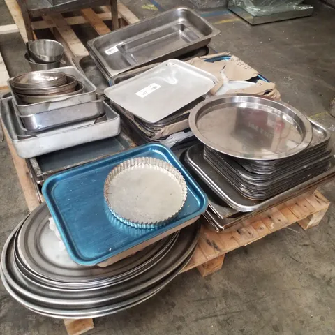 PALLET CONTAINING ASSORTED TRAYS