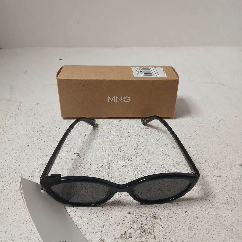 MNG SUNGLASSES – BLACK FRAME