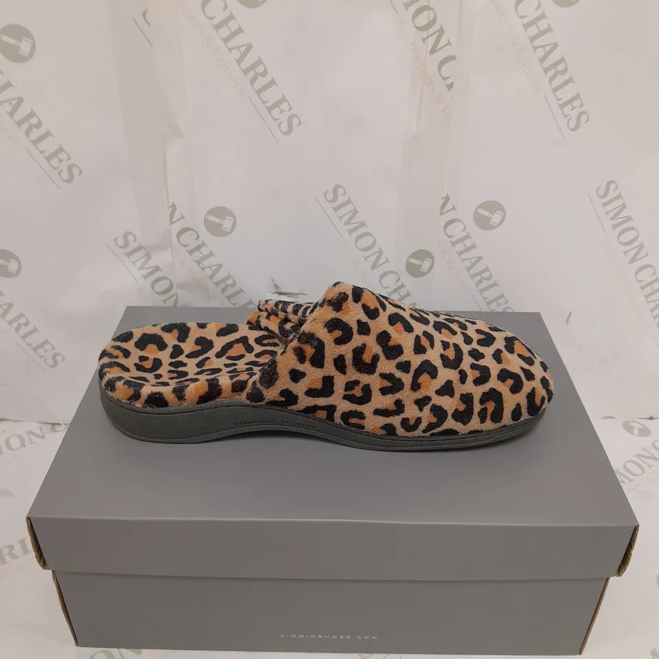 VIONIC FAUX FUR LEOPARD PRINT LOAFERS SIZE 6 