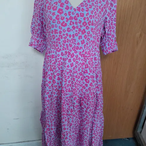 SCAMP&DUDE TIERED V NECK MAXI DRESS IN SOFT BLUE WITH CORAL FLORAL LEOPARD AND LIGHTENING PATTERN SIZE 12