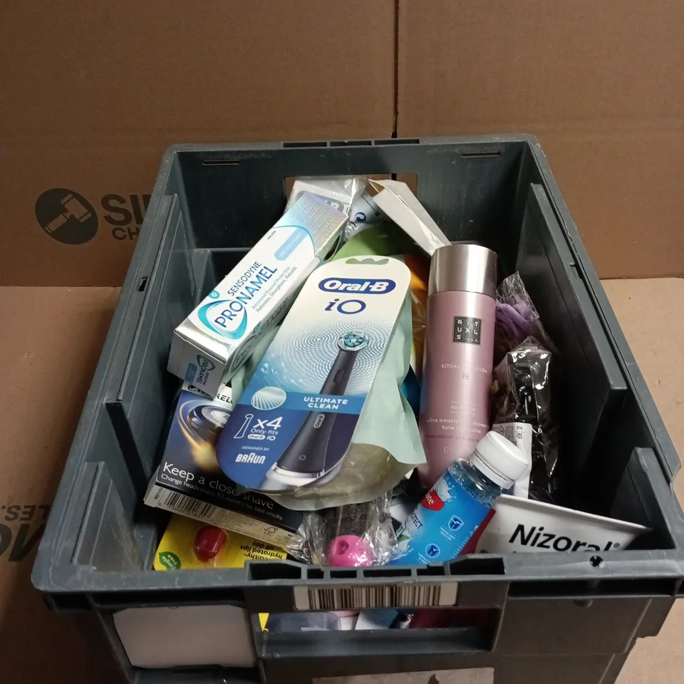 TOTE OF APPROXIMATELY 20 ASSORTED COSMETIC ITEMS TO INCLUDE SENSPA, RITUALS..., NIZORAL, ORAL B, COLGATE ETC