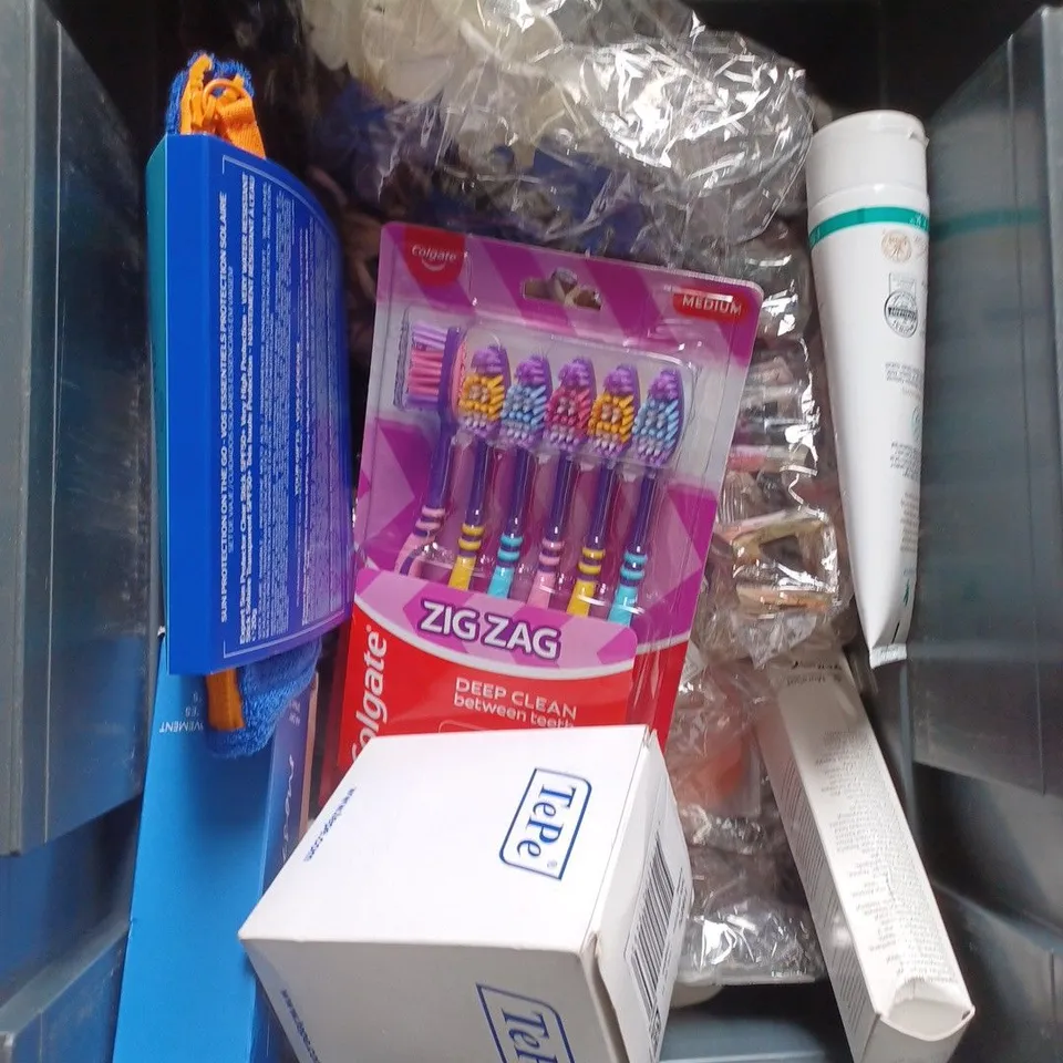 APPROXIMATEY 20 HEALTH AND BEAUTY PRODUCTS TO INCLUDE CERAVE FOOT CREAM, P20 SUNSCREEN AND SKIN SO SOFT DRY OIL SPRAY