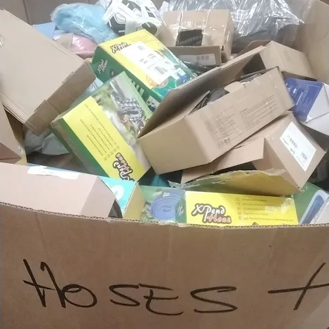 A PALLET CONTAINING ASSORTED GARDEN HOSES, SIMILAR PRODUCTS ETC