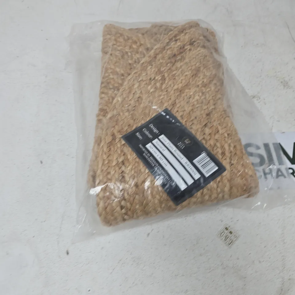 BOX OF APPROXIMATELY 15 ASSORTED ITEMS TO INCLUDE: ROUND RATTAN RUG