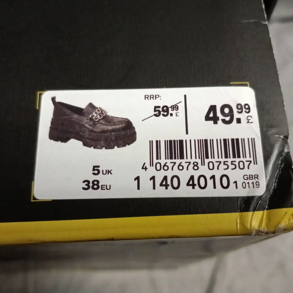 BUFFALO LONDON BLACK LEATHER LOAFERS WITH CHAIN DETAIL IN BLACK – UK 5 (EU 38)