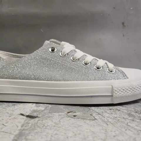 BOXED PAIR OF UNBRANDED SHOES IN SILVER GLITTER SIZE EU 40