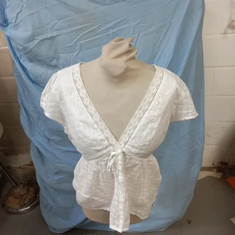 HOLLISTER WHITE LACE-TRIM BLOUSE TOP – SIZE M