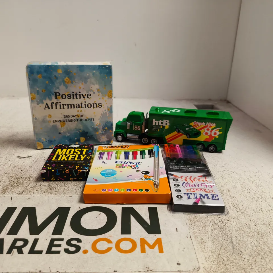 TOTE OF APPROXIMATELY 22 ASSORTED TOY/GAME ITEMS TO INCLUDE POSITIVE AFFIRMATIONS, MOST LIKELY CARD GAME, WH SMITH BRUSH PENS, BIC COLOUR PENS ETC