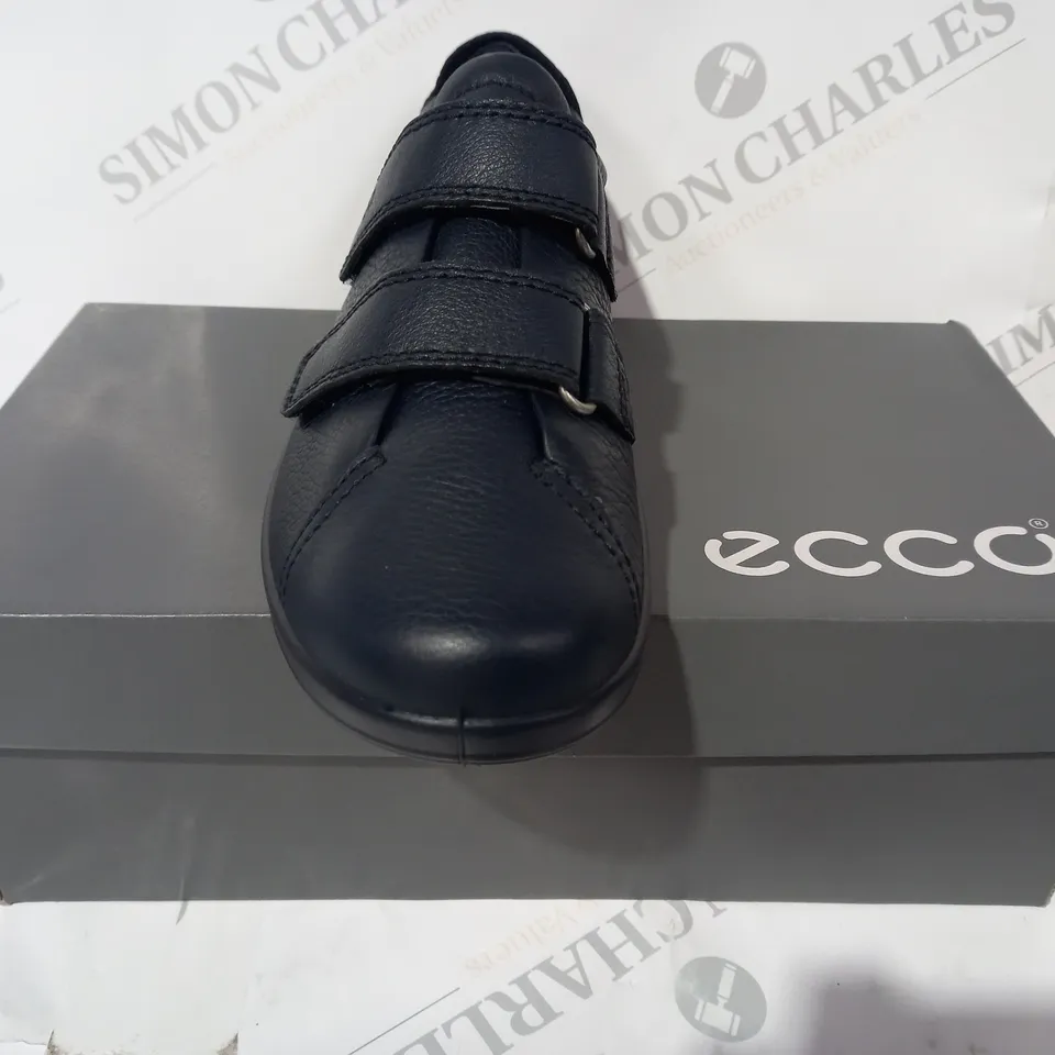 BOXED PAIR OF ECCO SHOES IN NAVY EU SIZE 38