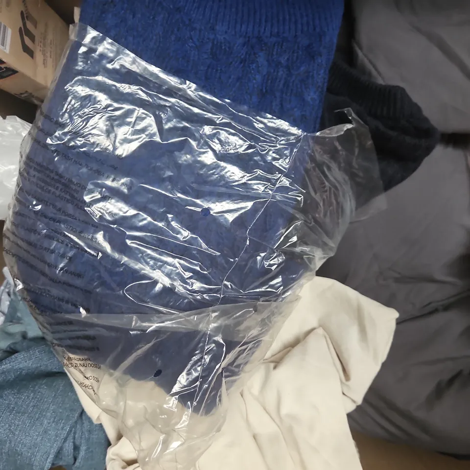 APPROXIMATELY 20 ASSORTED CLOTHING AND FASHION PRODUCTS IN VARIOUS STYLES AND SIZES - COLLECTION ONLY