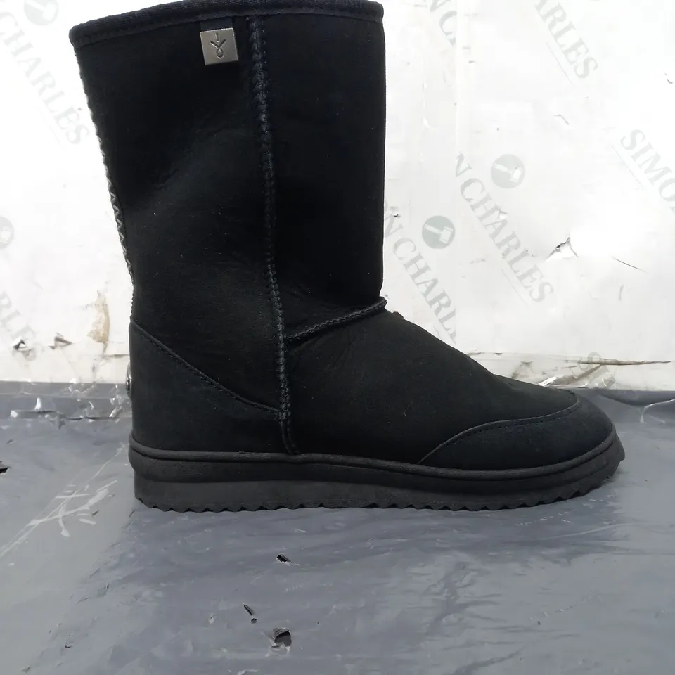 BOXED PAIR OF EMU AUSTRALIA ANKLE BOOTS IN BLACK SIZE 7