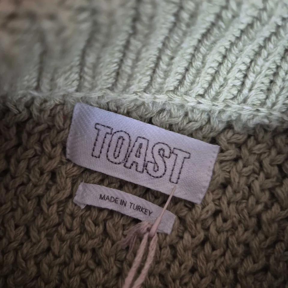 TOAST RACKED RIB WOOL COTTON SWEATER IN APPLE - MEDIUM