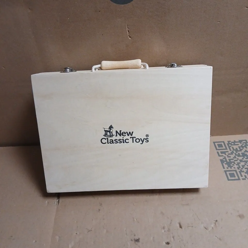 NEW CLASSIC TOYS WOODEN TOOL SET IN CARRY CASE