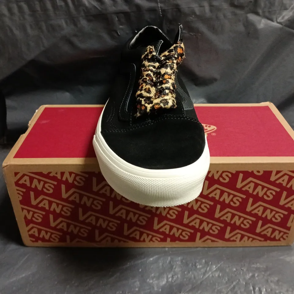 BOXED PAIR OF VANS SHOES IN BLACK SIZE UK 8