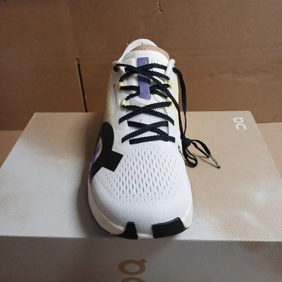 ON RUNNING WHITE KNIT RUNNING SHOES WITH PURPLE GRADIENT HEEL – BOXED UK 8.5