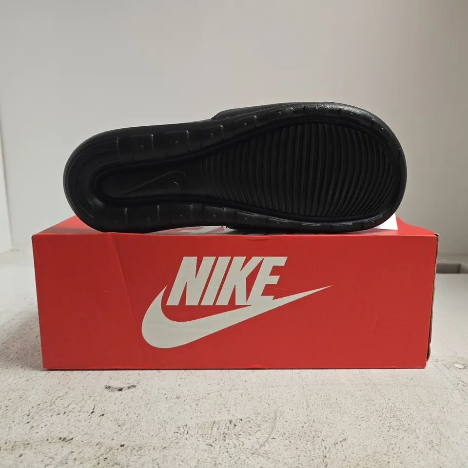 BOXED PAIR OF NIKE VICTORI ONE SLIDERS IN BLACK SIZE UK 8