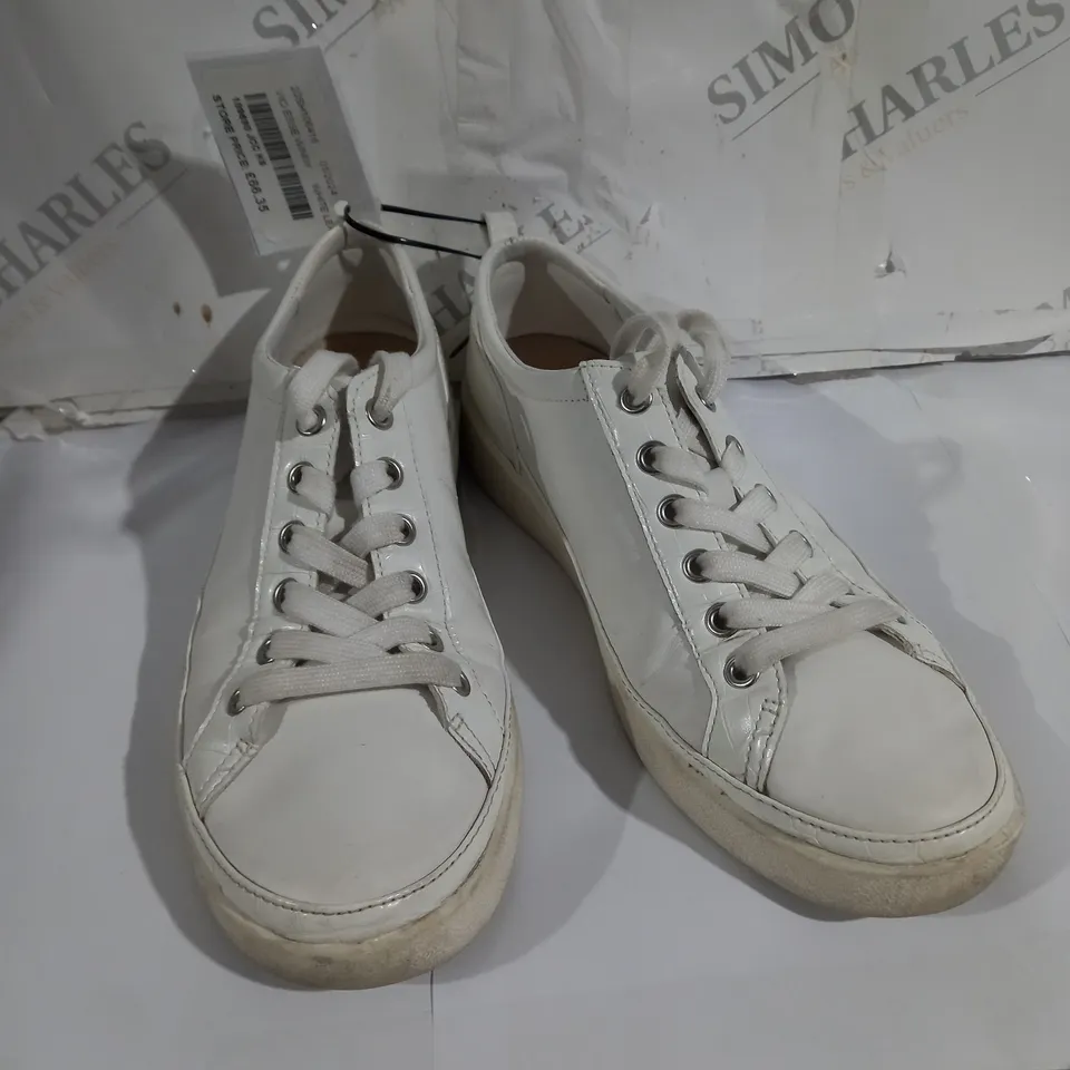 VIONIC WHITE FLAT SIZE UK6 LACE UP TRAINERS