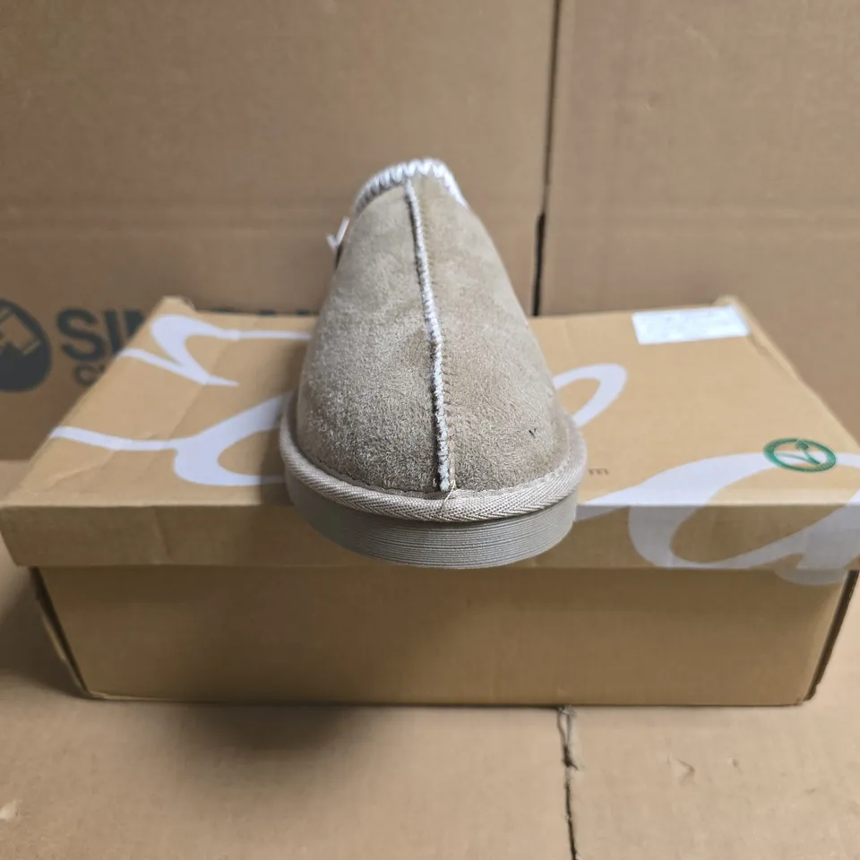 BOXED PAIR OF ELLA KELLY SHOES IN BEIGE SIZE 3