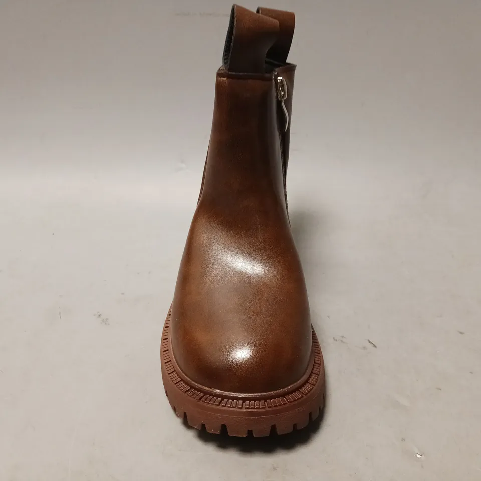 BOXED PAIR OF DESIGNER KIDS SIDE-ZIP CHELSEA BOOTS IN CHOCOLATE EU SIZE 28