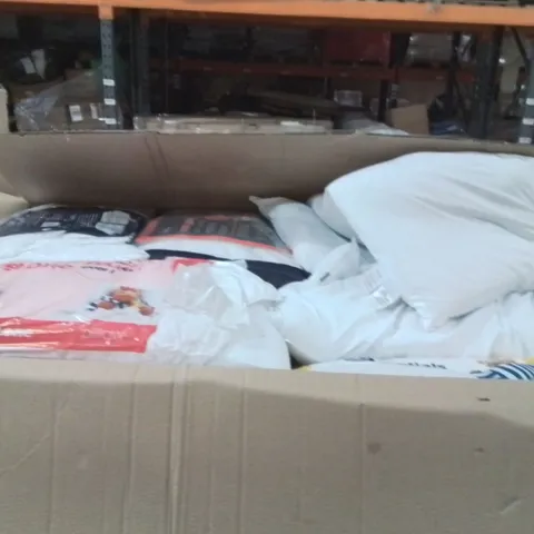 PALLET CONTAINING A LARGE QUANTITY OF PILLOWS 