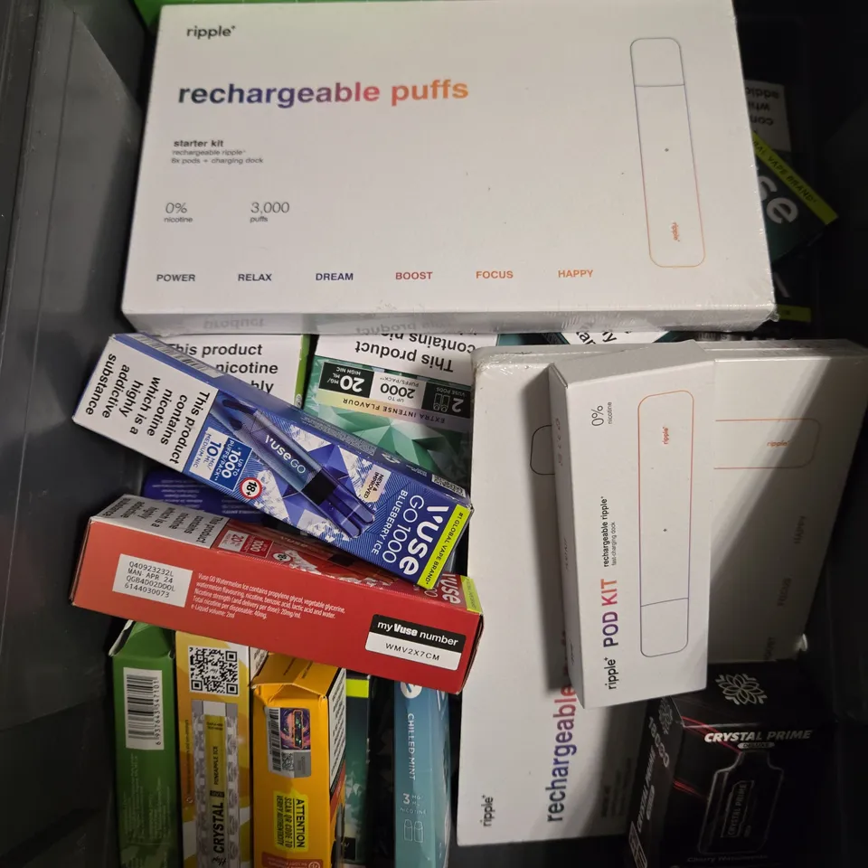 APPROXIMATELY 20 ASSORTED E-CIGARETTE & VAPING ITEMS IN VARIOUS BRANDS 