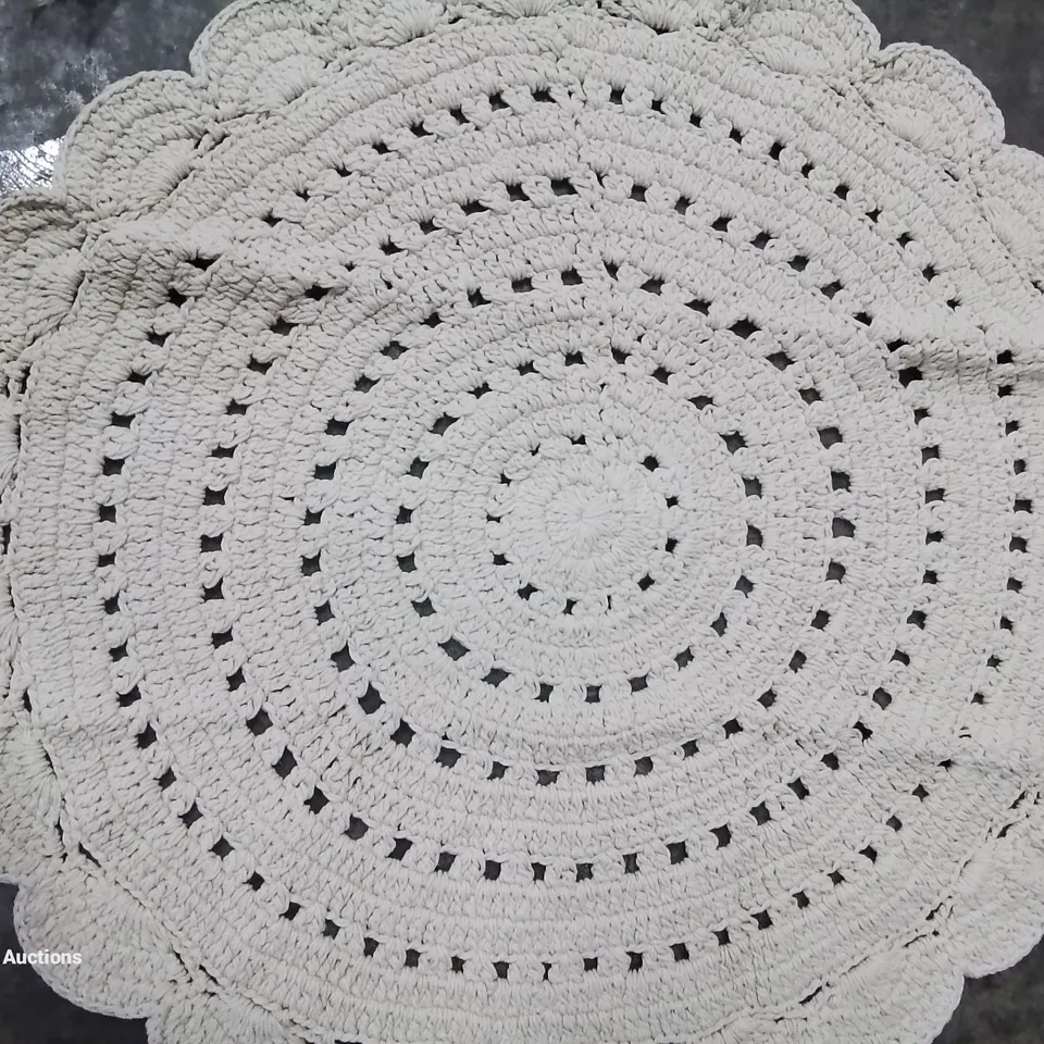 NATTIOT HANDMADE WHITE ROUND RUG SIZE 120CM