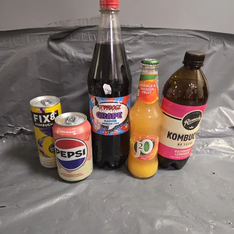 APPROXIMATELY 14 ASSORTED DRINK ITEMS TO INCLUDE - J20 ORANGE & PASSIONFRUIT - REMEDY KOMBUCHA - TOPPDOGGZ GRAPE SYRUP - ETC - COLLECTION ONLY