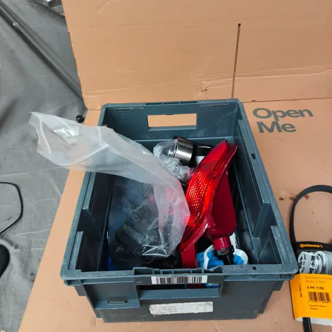 TOTE OF APPROXIMATELY 10 ASSORTED AUTO PARTS TO INCLUDE: MULTI V BELT