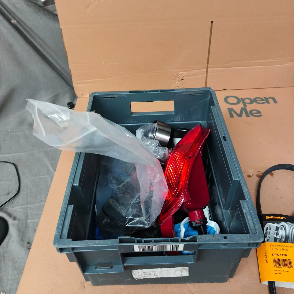 TOTE OF APPROXIMATELY 10 ASSORTED AUTO PARTS TO INCLUDE: MULTI V BELT