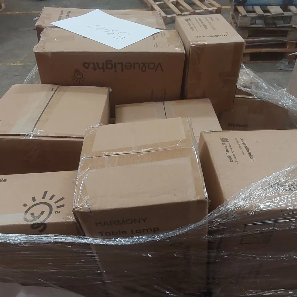 PALLET CONTAINING A VERY LARGE QUANTITY OF ASSORTED LIGHTING ITEMS