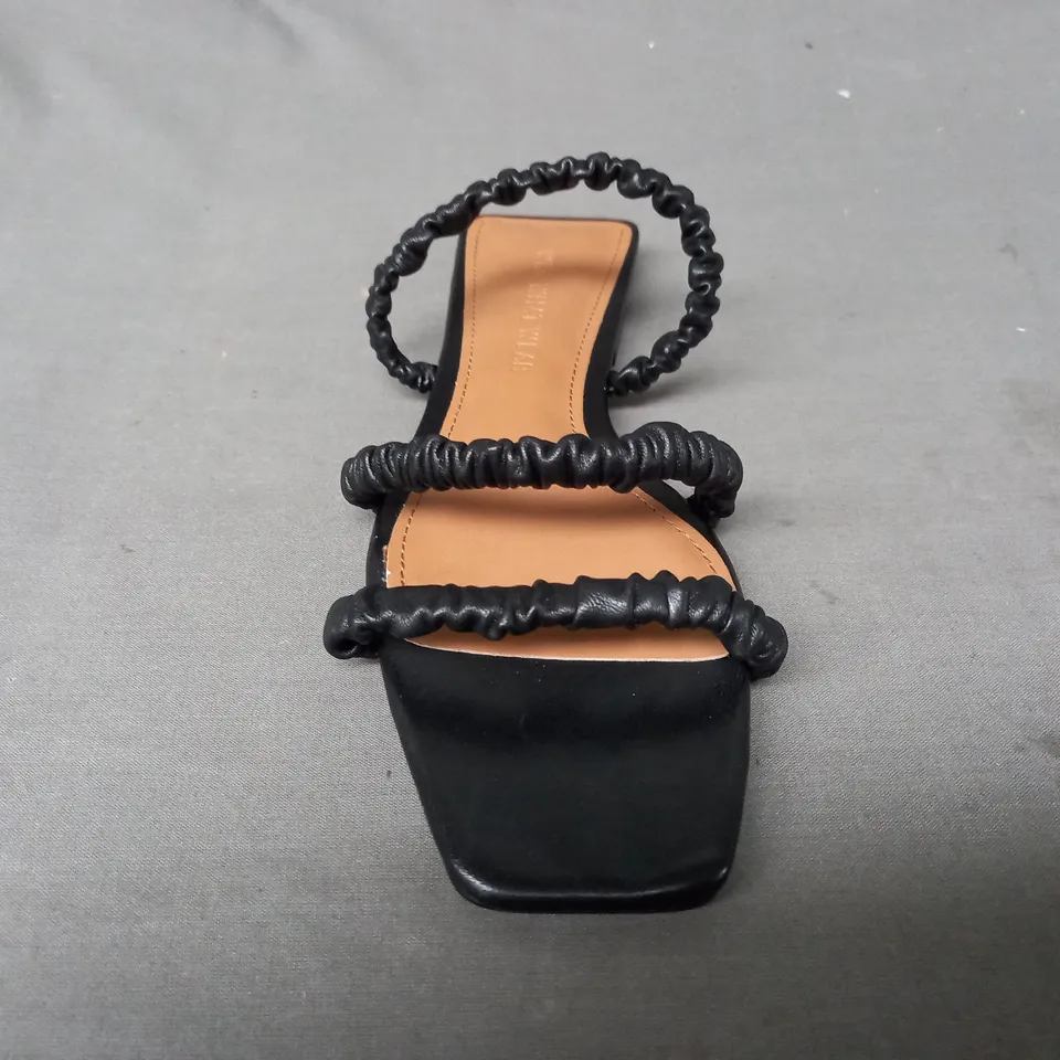 BOXED PAIR OF WHO WHAT WHERE ZELA OPEN TOE SANDALS IN BLACK UK SIZE 3