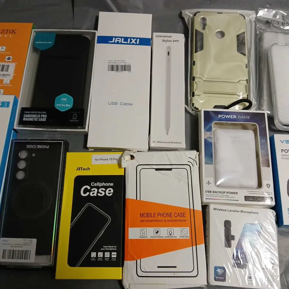 LOT OF ASSORTED MOBILE PHONE ACCESSORIES TO INCLUDE CASES, SCREEN PROTECTORS AND POWER BANKS